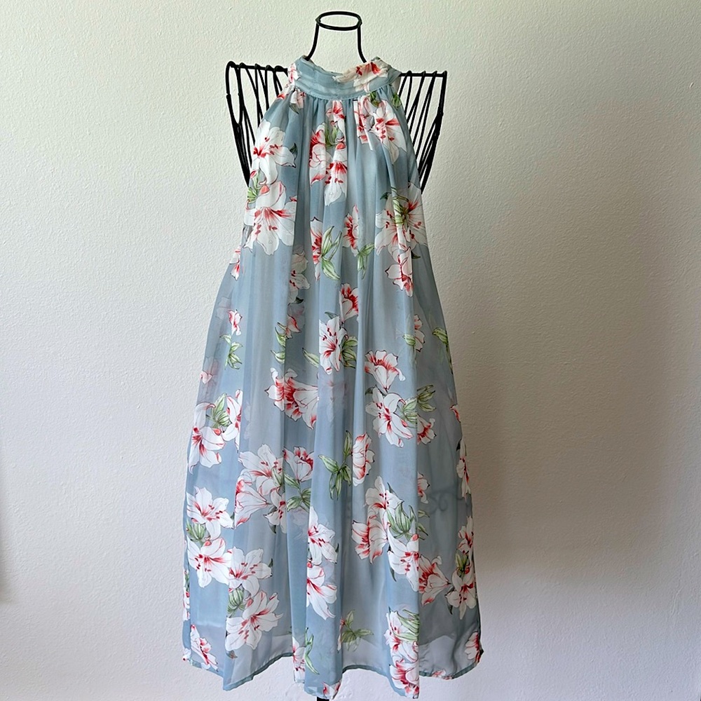 Flow with a delicate Esley dress.
